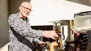 Martin Krämer hat auch die Option Free Cooling im Einsatz. Der Wasser-Luft-Wärmetauscher steht außerhalb des Gebäudes und nutzt die Umgebungstemperatur zur Kühlung. Damit spart er zusätzlich bis zu 30 Prozent Energie. (Bild: Trumpf)