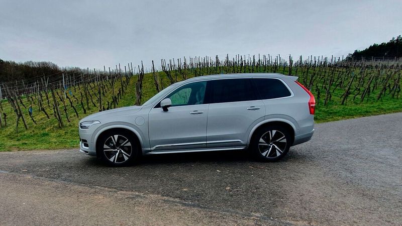 2. Die Abmessungen: Der Volvo XC90 ist gut 4,9 Meter lang, 2,1 Meter breit (inkl. Außenspiegeln) und knapp 1,8 Meter hoch. (Bild: Mauritz – VCG)