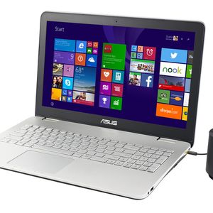 Das Asus N551JK ist mit einem matten Full-HD-Display ausgestattet, der schwarze Zylinder neben dem Notebook ist ein externer Subwoofer.