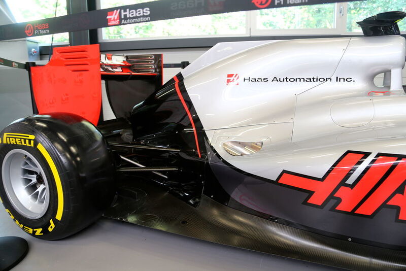 Portes ouvertes chez URMA à l'occasion du passage du grand patron Gene Haas et de Romain Grosjean, le pilote de F1 tournant dans l'écurie Haas. (JR Gonthier)