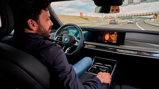 Im neuen BMW 7er können Fahrer jetzt mit den passenden Assistenzsystemen ein Video streamen und das Fahren ganz dem Auto überlassen. (Bild: BMW)