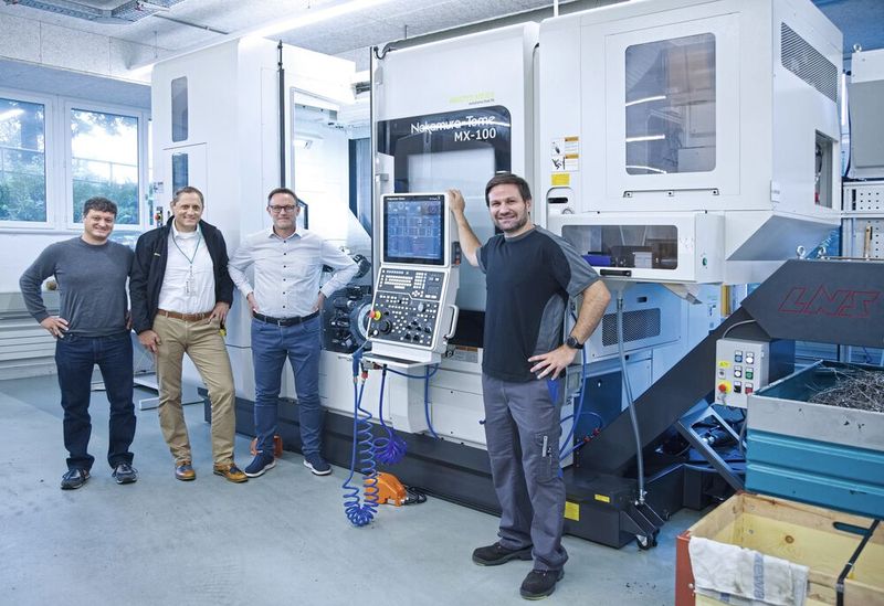 De g. à d. : Thomas Streit, technicien de production et chef de projet production chez iwaz, Mathias Zavratnik, responsable des ventes et membre de la direction chez Walter Meier, Rico Simonelli, responsable du département production et membre de la direction chez iwaz, et Tibor Makra, chef adjoint du groupe usinage chez iwaz, devant le Nakamura-Tome MX-100. (Source : Matthias Böhm)