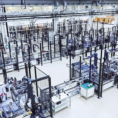 Roboter bauen Roboter in Fürstenfeldbruck: Noch bauen Menschen mit in der Fertigung von Agile Robots. (Bild: Agile Robots)