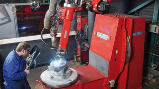 Auf Basis des patentierten Safety-Controller-Konzeptes ist die Zusammenarbeit zwischen Roboter und Werker ohne trennende Schutzeinrichtungen möglich.Bild: Reis Robotics (Archiv: Vogel Business Media)