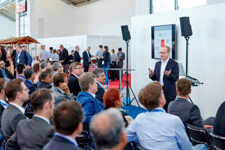 Die Chemspec Europe bietet ein breitgefächertes Fortbildungsprogramm mit Vorträgen und Konferenzen vor Ort an. Auf vier eigens eingerichteten Konferenzbühnen vermitteln versierte Branchenexperten in Präsentationen und Gesprächsrunden interessante Einblicke in die chemische Wertschöpfungskette, aktuelle Forschungsprojekte und regulatorische Fragen. Sämtliche Konferenz- und Seminarveranstaltungen sind kostenlos und werden in Zusammenarbeit mit renommierten Eventpartnern durchgeführt. (Mack Brooks Exhibitions)