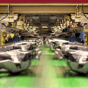Metallumformung: Autositzschalen-Fertigung auf einer 2050-t-Tandempresse.