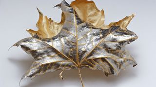 Schön und zerbrechlich: Die Präzision des Verfahrens der selektiven Veredelung von Kleinteilen zeigt sich an diesem Ahornblatt. (Foto: FMB Technik)