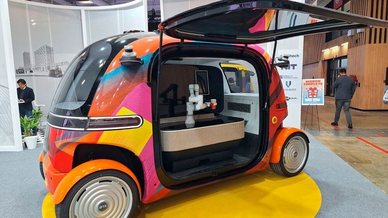 Cappuchino bitte: Der RoboShop von Pix Moving lässt sich beispielsweise als rollender Kaffee-Verkaufsstand einsetzen. (Bild: Rudolf Huber/SP-X)