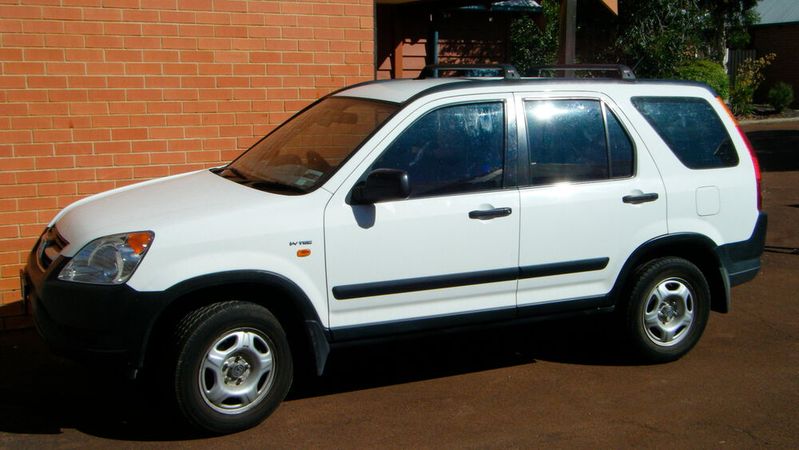 In Deutschland müssen wohl rund 25.000 Honda CR-V aus dem Produktionszeitraum 7. November 2001 bis 6. Oktober 2006 in die Werkstatt.(Bild:  2004 Honda CR-V /Hugh Llewelyn / CC BY-SA 2.0)