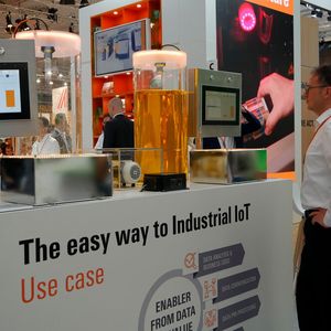 Weidmüller hat an seinem Messestand außerdem einen Demonstrator für sein IoT-System vorgestellt. Zwischen den zwei Behältnissen kann mithilfe einer Pumpe die Flüssigkeit hin und her gepumpt werden. Sensoren registrieren in der Pumpe und in den Behältnissen Füllstand, Vibration und Durchlauf und senden diese Informationen an die IoT-Plattform Easy Connect von Weidmüller, wo sie übersichtlich dargestellt werden.(Bild:  Sandro Kipar)