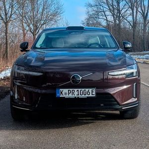 Die LED-Schweinwerfer im bekannten Thors-Hammer-Design sind auch im ES90 ein Hingucker. Die Fahrzeugfront ist geschlossen.(Bild:  Mauritz – VCG)