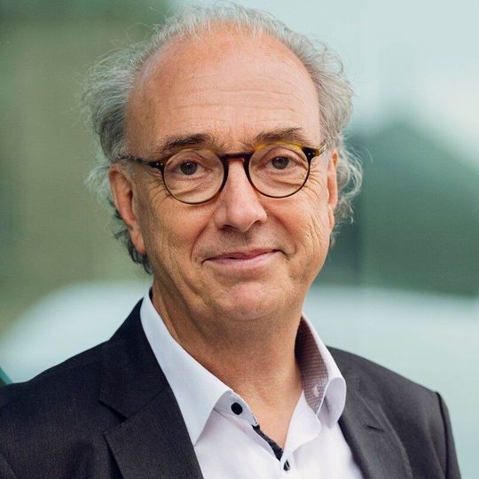 Prof. Dr. Johannes Buchmann ist ein deutscher Informatiker und Mathematiker sowie ehemaliger Professor am Fachbereich Informatik der TU Darmstadt. Er ist einer der Begründer des Forschungsgebietes der Post-Quanten-Kryptographie und entwickelte die IT-Sicherheitsforschung in Deutschland maßgeblich weiter. Auf sein Bestreben hin entstand Athene (ehemals Center for Research in Security an Privacy, CRISP), größtes Forschungszentrum für Cybersicherheit in Europa. Gerade erschien im Springer-Verlag sein neues Buch „Quantenalgorithmen – Eine Einführung“(Bild:  Katrin Binner Fotografie)