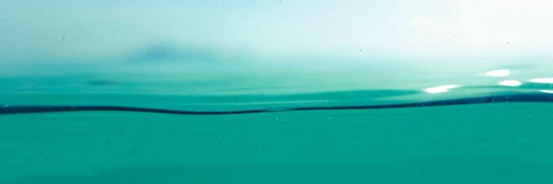 Im Wasser kommen mitunter gefährliche Chemikalien vor, die nahe an der analytischen Nachweisgrenze konzentriert sind und deshalb nicht immer im Monitoring gefunden werden (Symbilbild).(Bild:  frei lizenziert/Linus Nylund / Unsplash)