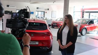 Vanessa Schmitz vom gleichnamigen Autohaus in Ebernhahn wollte nicht länger mit einem zu geringen Prämienzufluss aus der Neuwagen-Verkaufstätigkeit leben und strickte eine Software. (Bild: Grimm/»kfz-betrieb«)