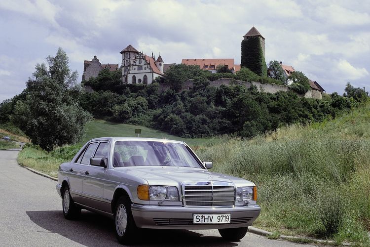 Ein Auto wie eine Burg: Facegeliftete S-Klasse W126 der 2. Serie. Ihre „Sacco-Bretter“ glättete man und passte sie auch farblich an. (Foto: Daimler)