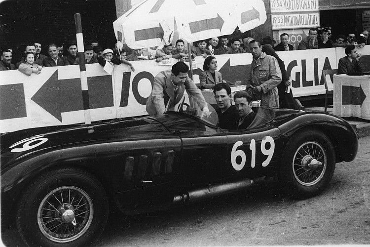 Jaguar C-Type bei der Mille Miglia 1952 mit Stirling Moss und Norman Dewis. (Foto: Jaguar)
