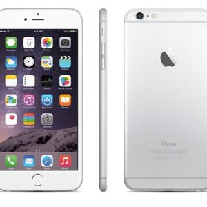 Red Dot Award 2015 iPhone 6 Plus, Apple: Mit Maßen von rund 158 × 78 mm und einer Bildschirmgröße von 5,5” kommt das iPhone 6 Plus nahe an den Betrachtungskomfort eines Tablets heran. Das hochwertige Retina-HD-Display weist mit 1.300:1 einen sehr hohen Kontrastwert auf. Die Standard-Apps sind an die Bildschirmgröße angepasst und zeigen im Querformat mehr Menüoptionen an. Das Gehäuse aus eloxiertem Aluminium bildet mit seinen abgerundeten Kanten eine optisch nahtlose Einheit mit der Glasoberfläche des Displays. Trotz großer Bildschirmmaße ist das Smartphone nur 7,1 mm stark bei einem Gewicht von 172 Gramm.  Begründung der Jury »Das 5,5”-Retina-HD-Display des iPhone 6 Plus beeindruckt mit überzeugendem Bild- schirmkomfort. Das edle wie hochwertige Erscheinungsbild begeistert in technischer Hinsicht wie in seiner Ästhetik.« (Bild:  Red Dot)