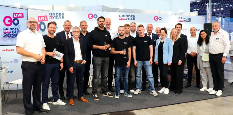 Die Unterstützer, Jury und Finalisten des «Grinder Of The Year» 2026 nach der Preisverleihung (v. l. n. r.): Thomas Riehle (Walter), Tobias Witton (Moderator), Jochen Reiff (Walter), Harri Rein (Vomat), Matthias Leipoldt (Vomat), Arman Hamidi (Viertplatzierter), Martin Storr (Oelheld), Fabio Schoppet (Erstplatzierter), Max Bergner (Zweitplatzierter), Stephan Meinel (Ihle), Laurin Mink (Drittplatzierter), Markus Piber (United Machining Solutions), Wolfgang Rauhut (Walter), Vibeke Hoffmann (VDW), Barbara Hannappel (KSKOMM), Dr. Christoph Müller-Mederer (Walter), Lütfi Bozkurt (Diamond Tooling Systems), Evrin Löhn (GDS) und Thomas Löhn (GDS). (Bild: KSKOMM GmbH & Co. KG)
