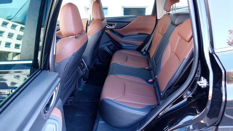 2. Das Platzangebot: Ein weiterer Vorteil des geradlinigen Designs ist das generöse Platzangebot sowohl im Passagierabteil als auch im Kofferraum. Mit vier Erwachsenen in den Urlaub? Kein Problem. (Bild: Rosenow/»kfz-betrieb«)