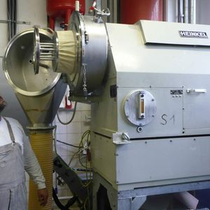 Einsatz in Trostberg: Die Zentrifuge bei AlzChem wird jetzt nicht mehr per SPS, sondern vom AC 700F-Controller gesteuert — was dem Betreiber klare Vorteile einbringt