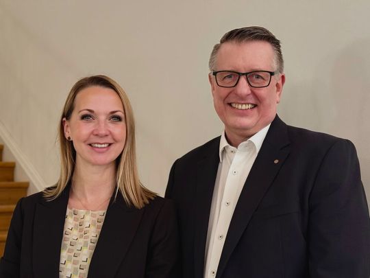 Das Kunststoff-Institut Lüdenscheid verabschiedet sich vom langjährigen Geschäftsführer, Dipl.-Ing. Thomas Eulenstein. Er hat die Verantwortung an Dipl.-Kffr. (FH) Steffi Volkenrath abgegeben, die zuvor gründlich in den neuen Job eingeführt wurde, wie es heißt.(Bild:  KIMW)