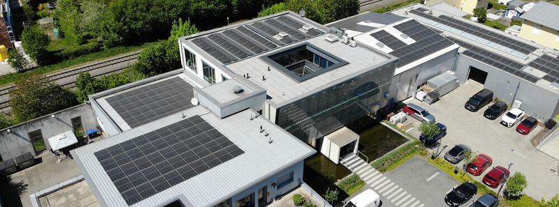 Der Hufschmied-Firmensitz in Bobingen erzeugt jetzt Solarstrom für den Eigenbedarf.(Bild:  Hufschmied Zerspanungssysteme)