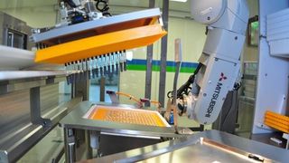 Die Spritzen-Handlinglösung kann 400 Spritzen pro Minute in die Entleerungsschiene eintakten. Mit einer Zusatzachse lassen sich mit dieser Lösung bis zu 600 Stück pro Minute verarbeiten. (Bild: Mitsubishi Electric Europe)