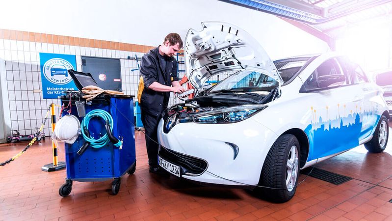 Die neue Euro-7-Norm betrifft auch Elektrofahrzeuge, weil es bei den Emissionsgrenzen auch um den Abrieb der Reifen geht. Das Kfz-Gewerbe heißt die Entscheidung des EU-Parlaments auch deshalb gut, weil sie Regelungen zum Zugang von Fahrzeugdaten vorgibt.(Bild:  ProMotor)