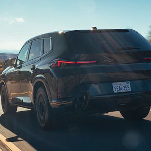 Bereits in der Serienausstattung steht der XM auf 275er-Reifen vorn und 315er-Reifen hinten.(Bild:  Autoren-Union Mobilität/BMW)