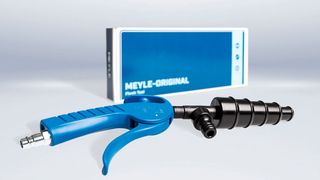 Mit Frischwasser und Druckluft gelingt die vollständige Reinigung verschmutzter Kühlsysteme in kurzer Zeit. (Meyle AG)