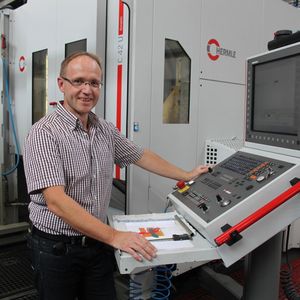 Udo Schwind, Fertigungsleitung bei Reis Robotics, vor dem Steuerpult mit der Heidenhain-Steuerung iTNC 530 HSCI für das BAZ C 42 U mit Palettenwechsler PW 850.
