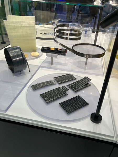 Forschende des Fraunhofer-Instituts für Kurzzeitdynamik, Ernst-Mach-Institut, EMI haben eine Technologie entwickelt, die es ermöglicht, endlose Carbonfasern aus Verbundwerkstoffen zurückzugewinnen – ohne Einbußen bei der Materialqualität. Mittels Hochleistungslaser wird die Matrix der mehrlagigen faserverstärkten Kunststoffe gezielt zersetzt. Das Verfahren bietet nicht nur ökologische Vorteile, sondern auch erhebliches wirtschaftliches Potenzial. (Bild: VCG/Juliana Pfeiffer)