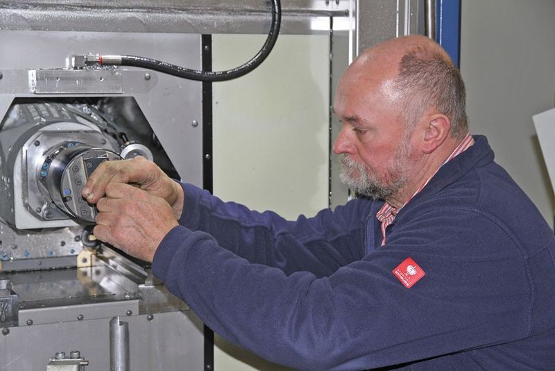 Fertigungsleiter Bendix-Michael Tank schätzt neben der Flexibilität, die ihm die Komet-U-Achse verleiht, auch den einfachen Umgang mit dem System. (Komet)