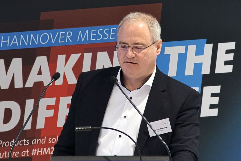 Andreas Baumüller stellte vor, wie sich der Energieverbrauch von Antriebssystemen in Echtzeit überwachen und analysieren lässt. (Bild: Stefanie Michel)