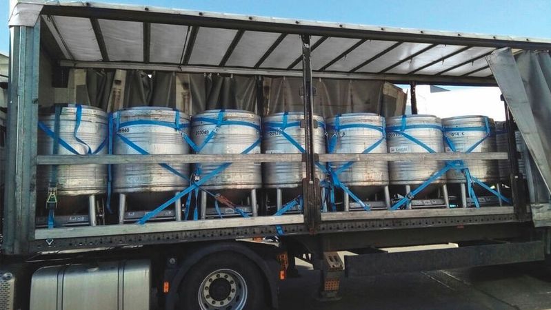 Die speziell entwickelten Zurrgurte des ROLF-Systems sichern die kippgefährdeten Flüssigkeits-Container.(Bild:  Allsafe)