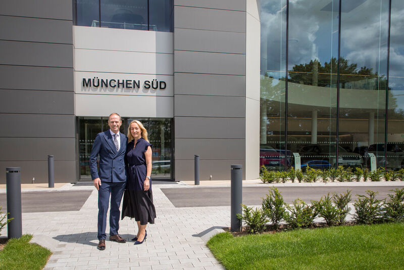 Betreiber des Standortes ist die Bierschneider-British-Cars-Gruppe. Die beiden Geschäftsführer Michael und Doris Fleischmann wollen den Besuch in ihrem Autohaus zu einem besonderen Erlebnis machen. (Jaguar Land Rover Germany/Gudrun Muschalla)