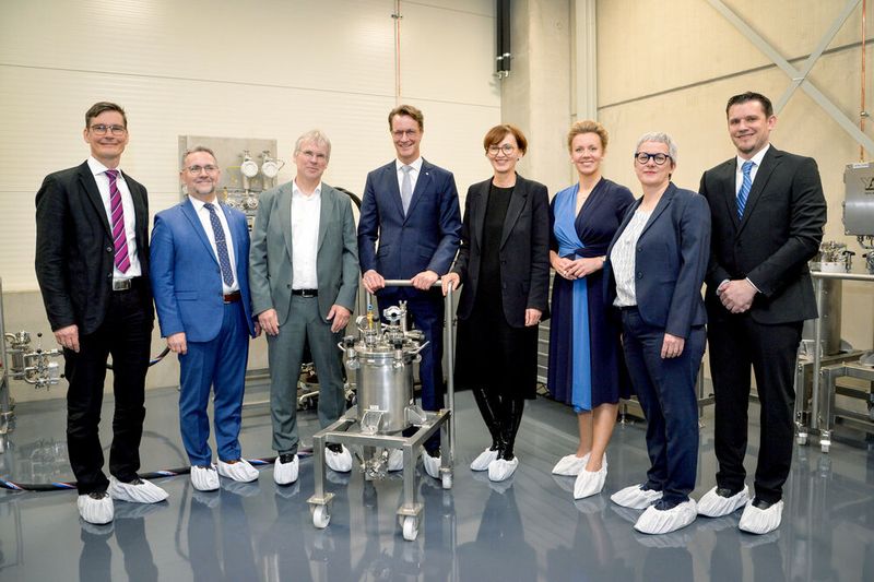 Eröffneten am 30. April in Münster gemeinsam die »FFB PreFab«: v.l.n.r. Prof. Dr. Achim Kampker Institutsleitung der Fraunhofer FFB, Prof. Dr. Jens Tübke, Prof. Dr.-Ing. Holger Hanselka Präsident der Fraunhofer-Gesellschaft, Hendrik Wüst Ministerpräsident des Landes Nordrhein-Westfalen, Bettina Stark-Watzinger Bundesministerin für Bildung und Forschung, Ina Brandes Ministerin für Kultur und Wissenschaft des Landes Nordrhein-Westfalen, Silke Krebs Staatssekretärin im Ministerium für Wirtschaft, Industrie, Klimaschutz und Energie des Landes Nordrhein-Westfalen, Prof. Dr. Simon Lux, Mitglied der Institutsleitung Fraunhofer FFB. (Bild: Susanne Kurz / Fraunhofer-Einrichtung Forschungsfertigung Batteriezelle FFB)