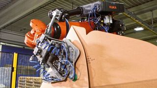 Der Kuka KR Quantec ist für das Handling von Sonderverpackungen zuständig. (Kuka)