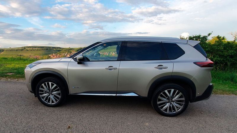 2. Die Abmessungen: Der X-Trail ist knapp 4,7 Meter lang, gut 1,8 Meter breit und 1,7 Meter hoch. Zum Vergleich: Der kleinere Qashqai ist gut 4,4 Meter lang, während der vollelektrische Ariya knapp 4,6 Meter lang ist. Mit diesen Abmessungen und dem recht langen Radstand von 2,7 Metern ist der X-Trail das ideale Familienauto.  (Bild: Mauritz – VCG)