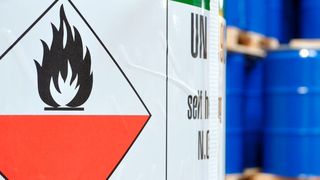 Beim Gefahrguttransport gilt es, einige wichtige Vorschriften zu beachten – sonst wird's teuer. (©industrieblick - stock.adobe.com)