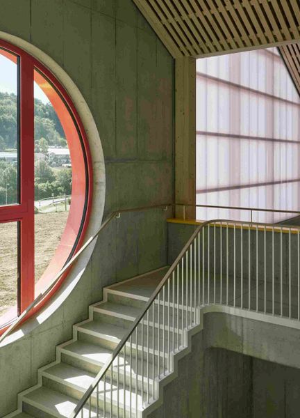 Die Materialien integrieren sich in den Bestand und den Betonbau der Schule. (Bild: Jason Klimatsas)