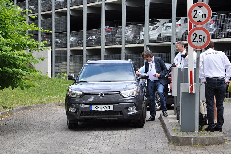Verabschiedet wurden die Verkäufer von Ulrich Mehling persönlich. (Foto: Wehner)