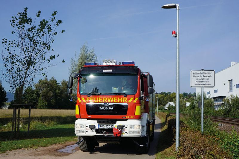 Das Nadelöhr: Der Murger Weg. Inzwischen sind an vier Straßenlaternen zusätzlich die roten, sehr auffälligen Werma-Blitzleuchten angebracht. (Werma Signaltechnik GmbH & Co KG)