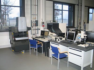 Messplatz mit Werth-Koordinatenmessgerät (links) und Messmikroskop (rechts). (Archiv: Vogel Business Media)