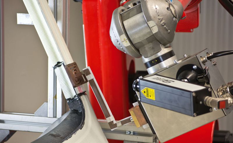 Pyrometergeregelte, induktiv beschleunigte Klebstoffhärtung mit Industrieroboter. (Bild: Fraunhofer IWS)