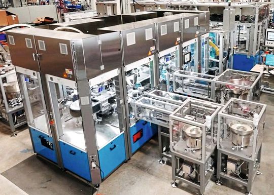 Symphoni reduziert Werkzeugaufwand- und Platzbedarf, steigert Durchsatz und Ausbeute und ermöglicht die Verarbeitung mehrerer Produkttypen auf einer einzigen Linie. Die integrierte Inline-Prozessüberwachung beseitigt blinde Flecken und liefert vollständig rückverfolgbare, auditfähige und verwertbare Produktionsdaten.(Bild:  Kistler Gruppe)