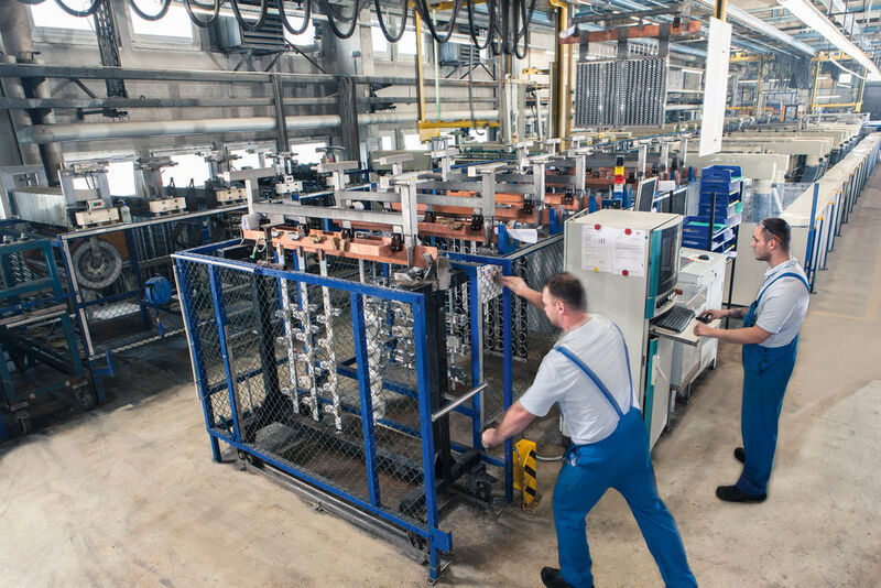 Das Bild zeigt eine vollautomatische Großteilanlage zur plasmachemischen Beschichtung im AHC-Werk Berlin. (AHC)