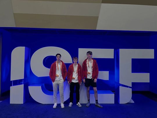 Die offizielle Schweizer Delegation am ISEF (v. l. n. r.: Maurice Zemp (19) aus Oberdorf NW, Laurin Grob (19) aus Malans GR und Rufus Spyra (18) aus Herrenschwanden BE).(Bild:  Stiftung Schweizer Jugend Forscht)
