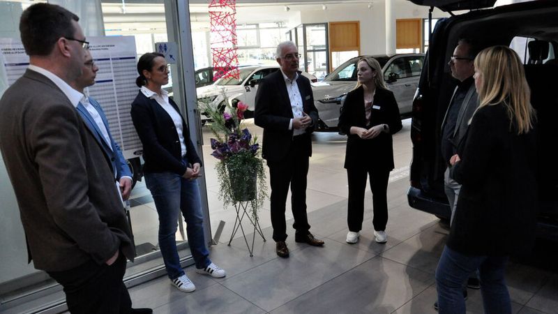 Katharina Heinz (3.v.re) und ihr Vater Michael Heinz führen das Autohandelsunternehmen gemeinsam. Auf einem Rundgang mit der Jury des Automotive Business Awards erläuterten sie, wie sie das Unternehmen für die Zukunft rüsten. Dem drohenden Fachkräftemangel begegnen sie mit einer familienfreundlichen Arbeitgeber-Strategie.  (Bild: Wehner – VCG)