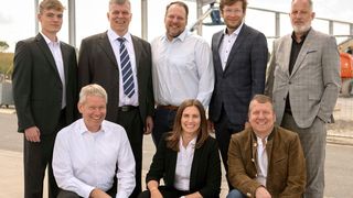 Von links hinten: Lukas Walch (WHW Recycling), Matthias Walch (WHW Recycling), Kevin Walch (WHW Recycling), Štefan Hanigovský (WHW Recycling), Holger Kuhlmann (BASF); von links vorne: Julian Prölß (BASF), Christine Große Lembeck (BASF), Lars Walch (Lars Walch). (Bild: BASF)